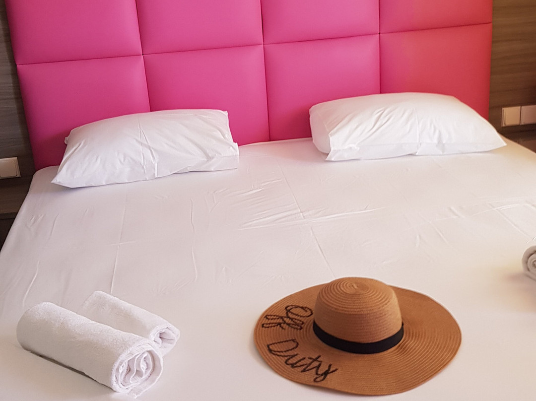 White Rose Hotel主图