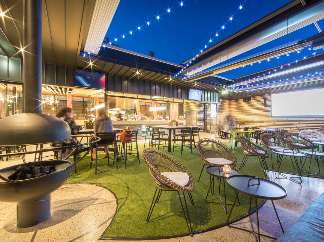 Highlander Hotel Bar Kitchen Rooftop主图