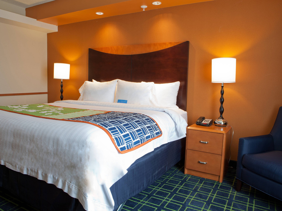 弗林特芬顿费尔菲尔德客栈及套房酒店主图