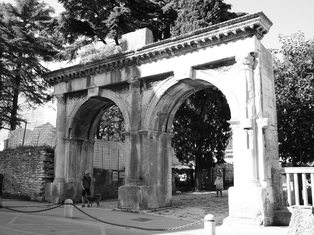 The Twin Gates of Pula-普拉必去景点
