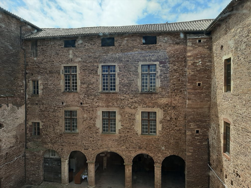 Château de Saint-Izaire-Saint-Izaire必去景点