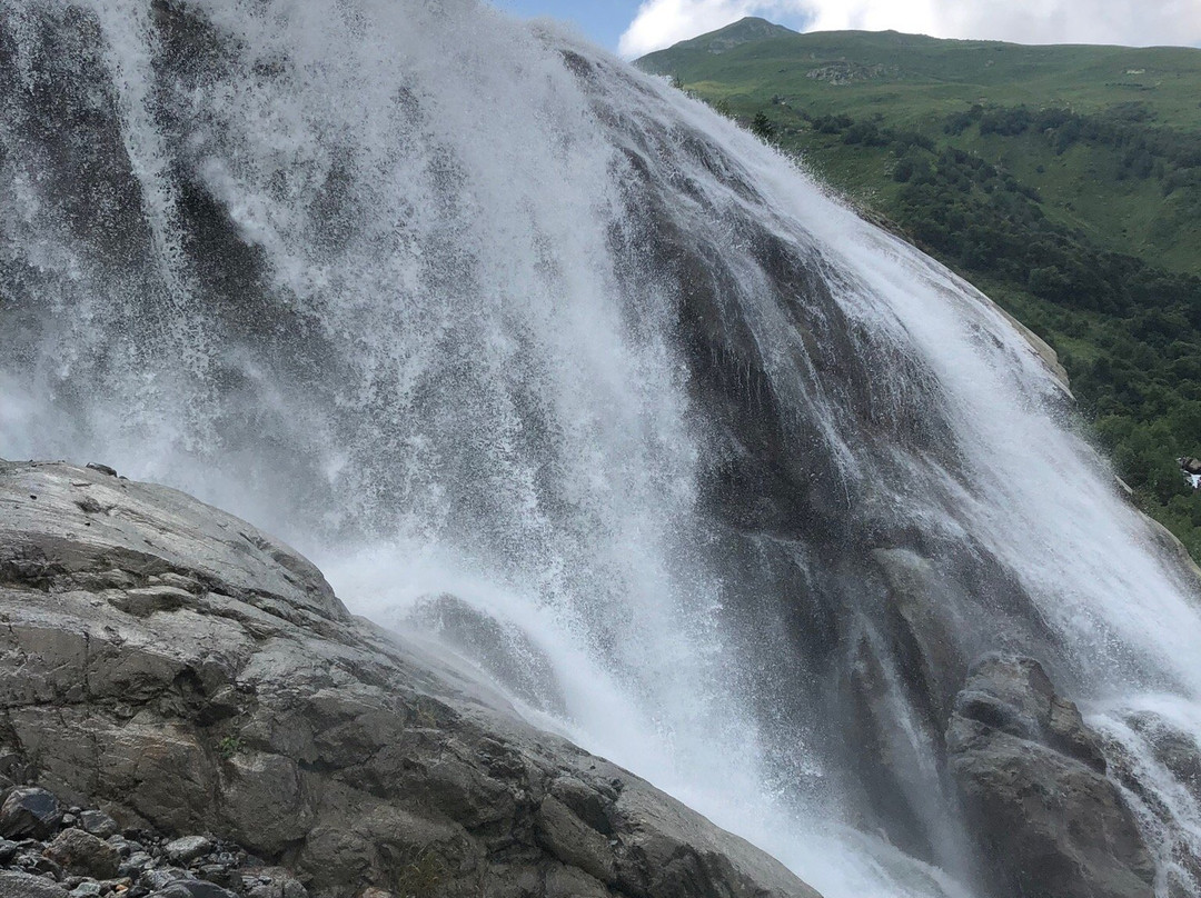 Alibek Waterfall景点图片