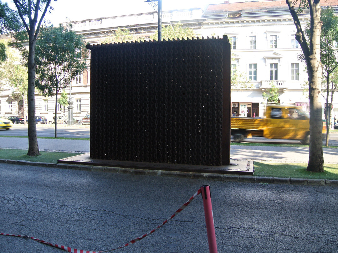 Iron Curtain Monument景点图片