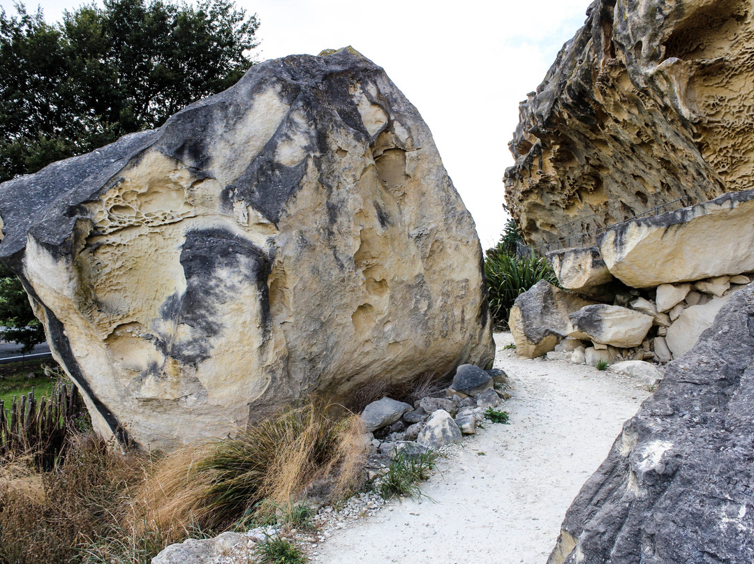 Takiroa Maori Rock Drawings景点图片