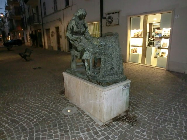 Monumento Alla Retara-圣贝内代托-德尔特龙托必去景点