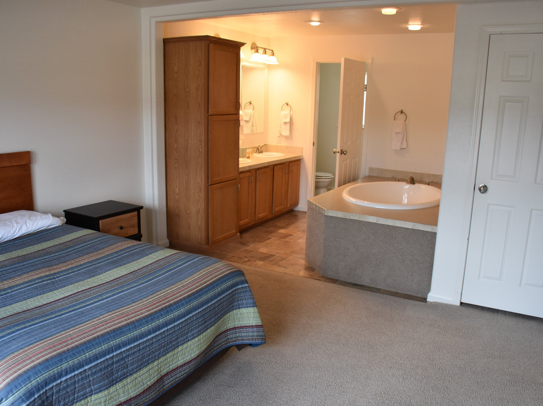 Sloanes General Store and The Inn At Alcova主图