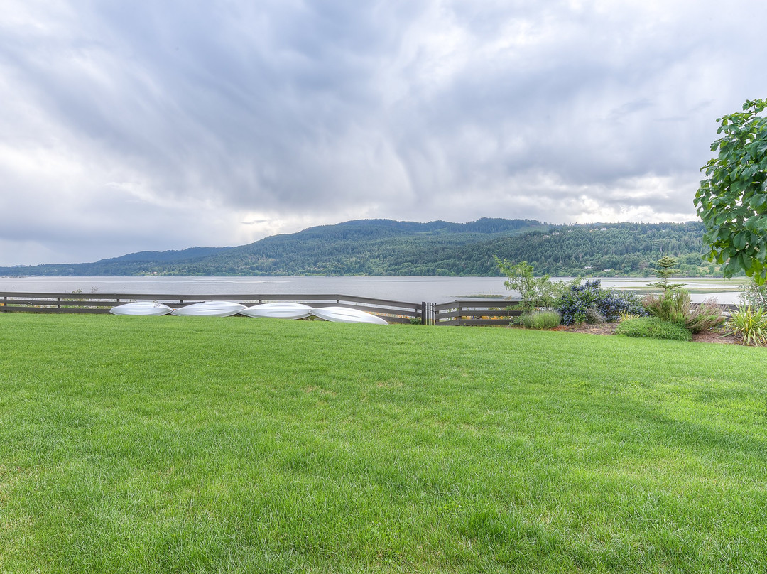 Country Bay Manor B&B主图