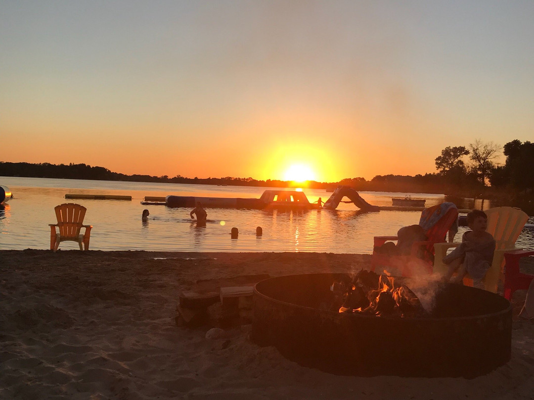 Tiki Beach Resort on Kettle Moriane Lake景点图片