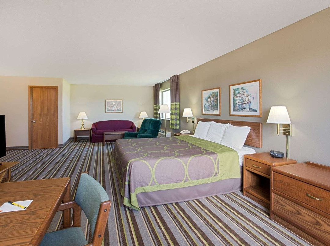 查尔斯城速8酒店主图