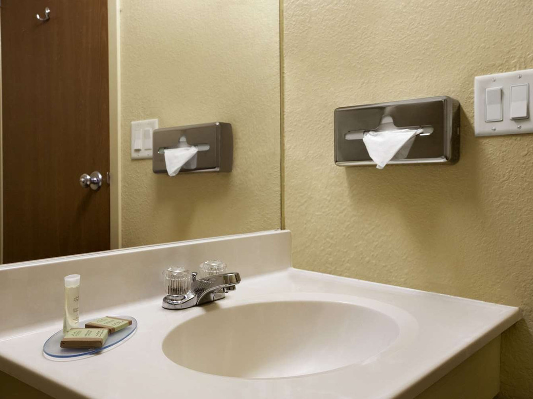 马里恩温德姆速8酒店主图