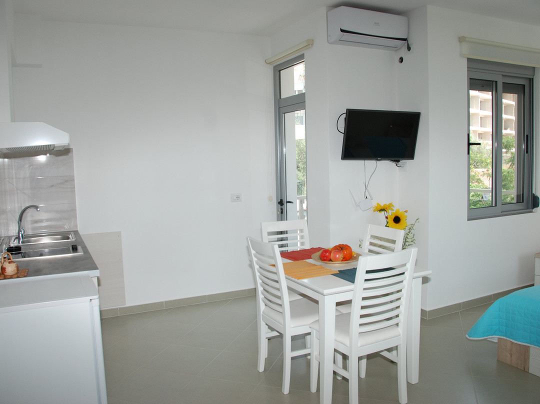 Elegance Apartments主图