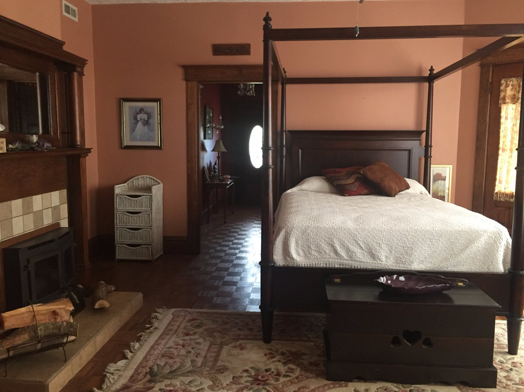 Old Coe House Bed and Breakfast主图