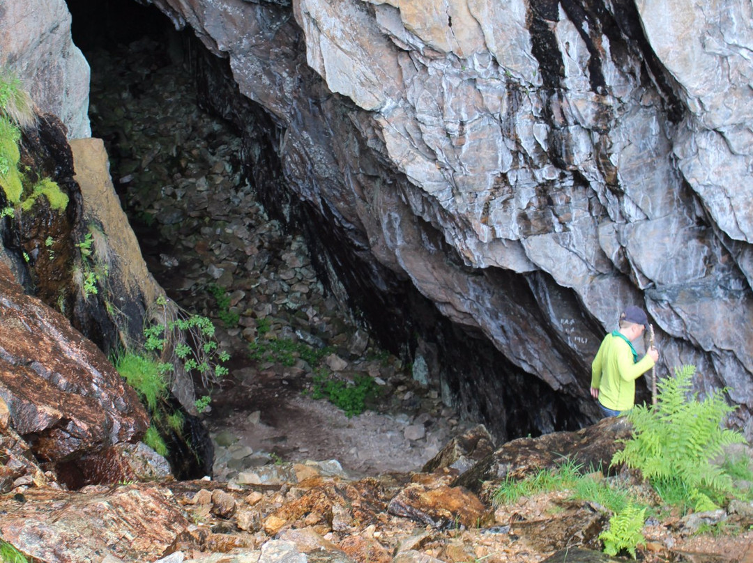 Bremsneshola cave-Bremsnes必去景点