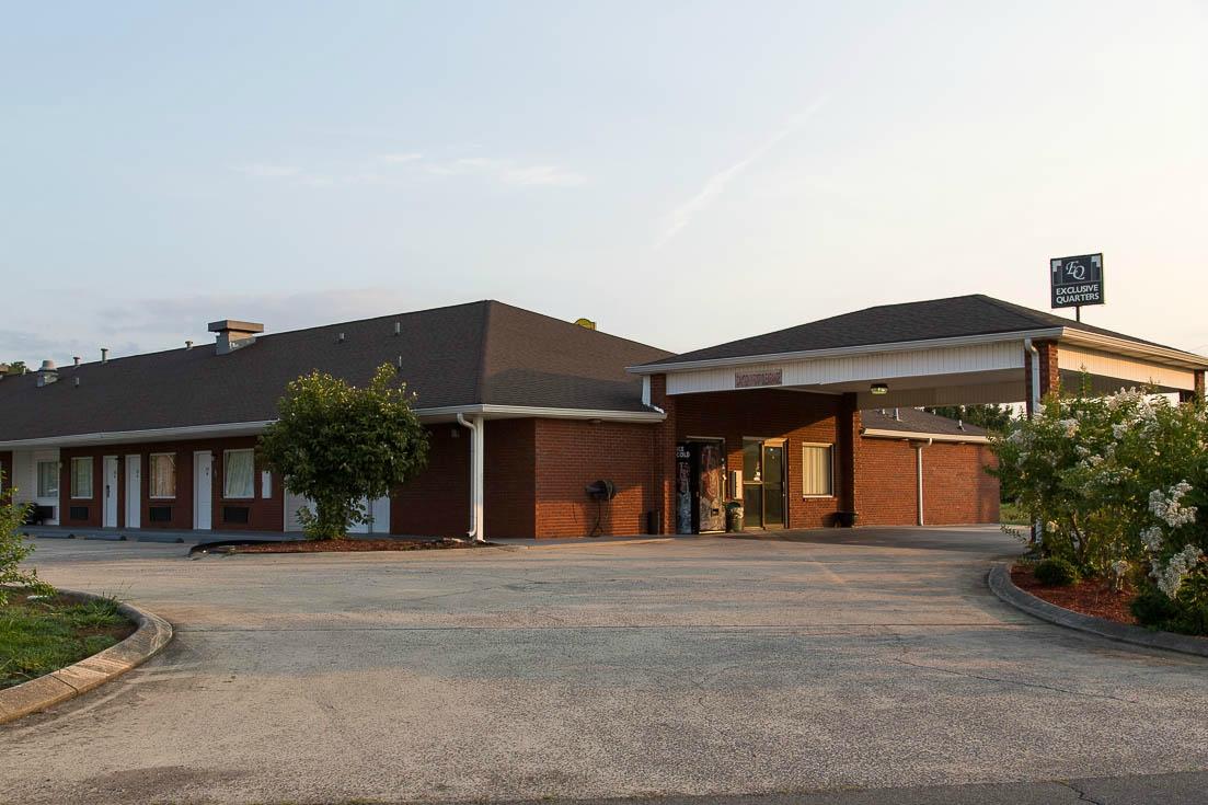 Exclusive Quarters-官方