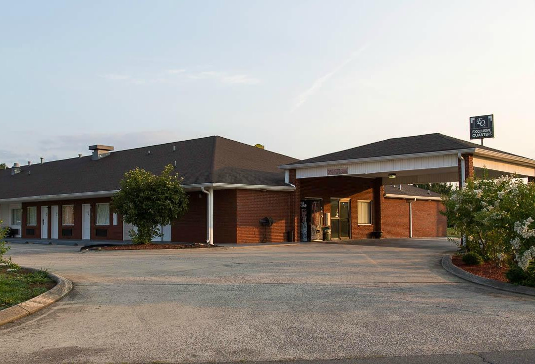 Exclusive Quarters主图