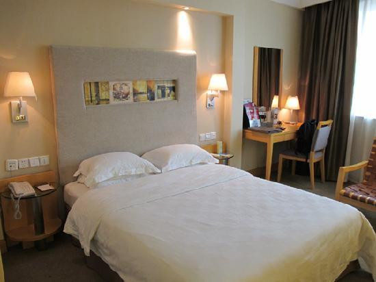 深圳万悦格兰云天大酒店主图