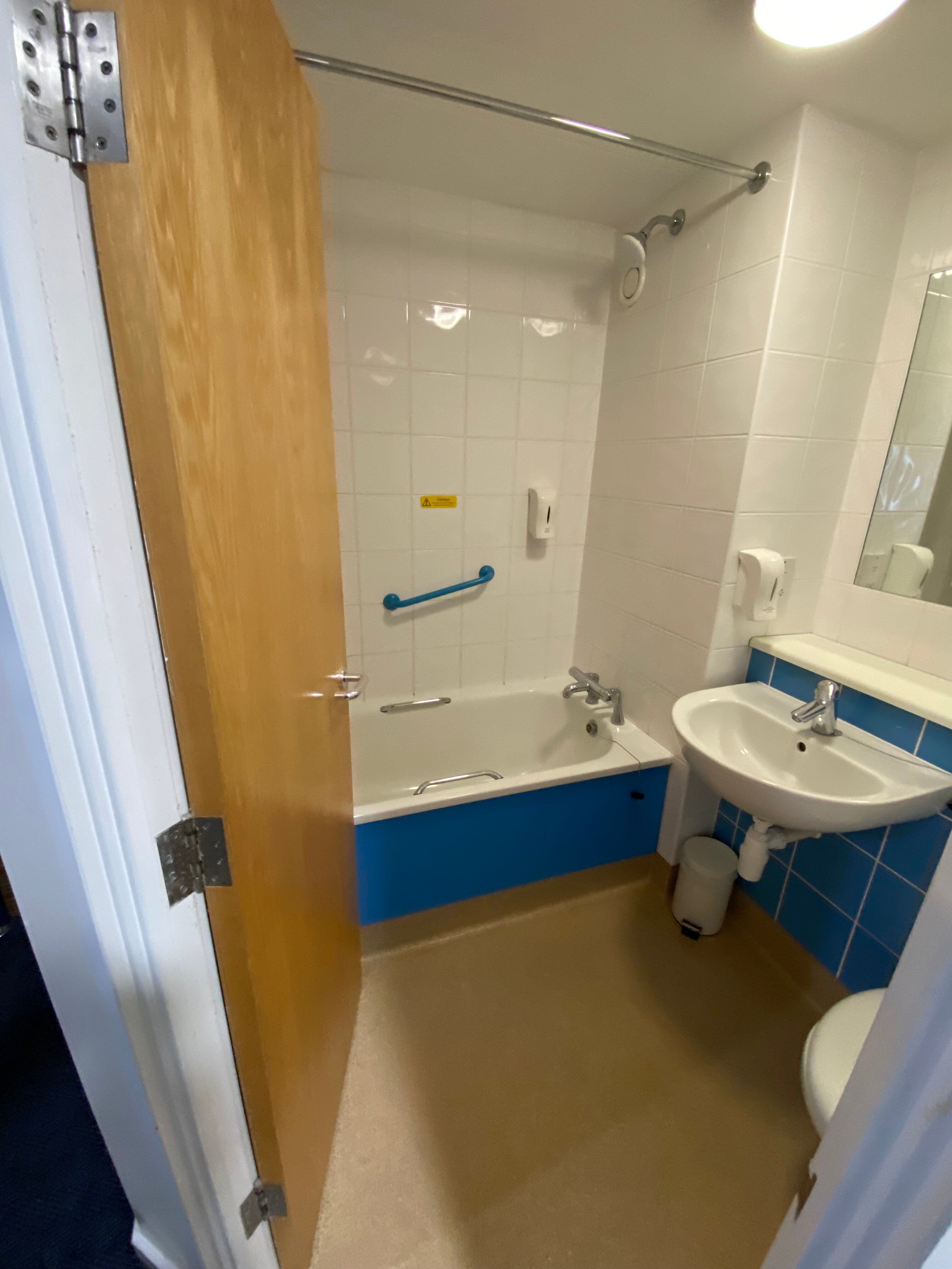 Travelodge Holyhead Hotel-浴室