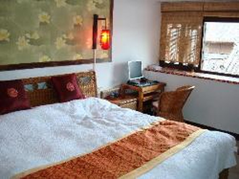 屋顶上的瓦猫小栈主图