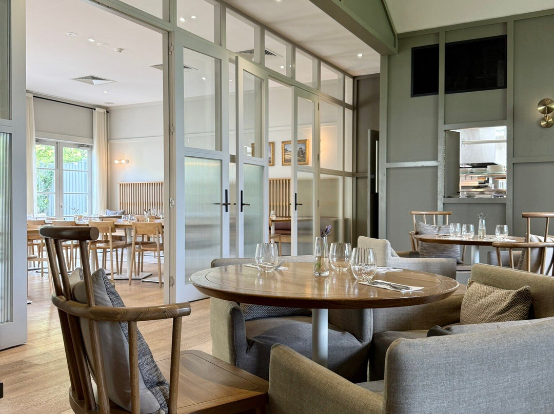 林登德雷红山酒店主图