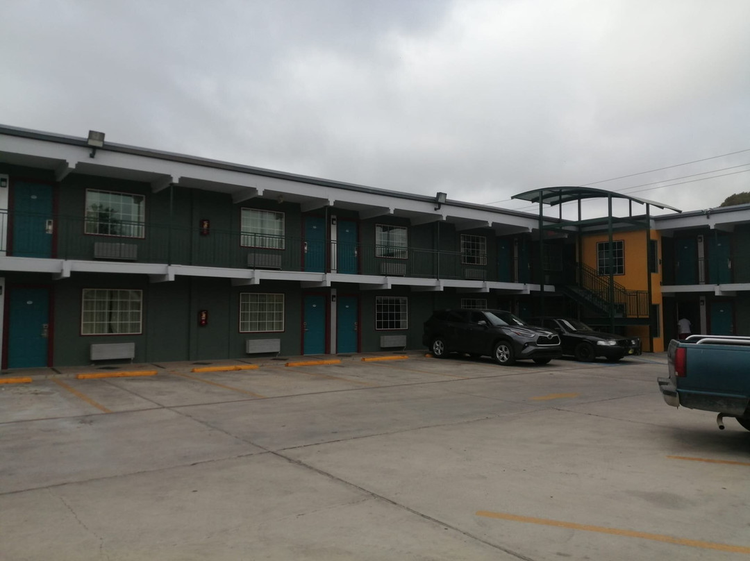 Whispering Palms Inn主图