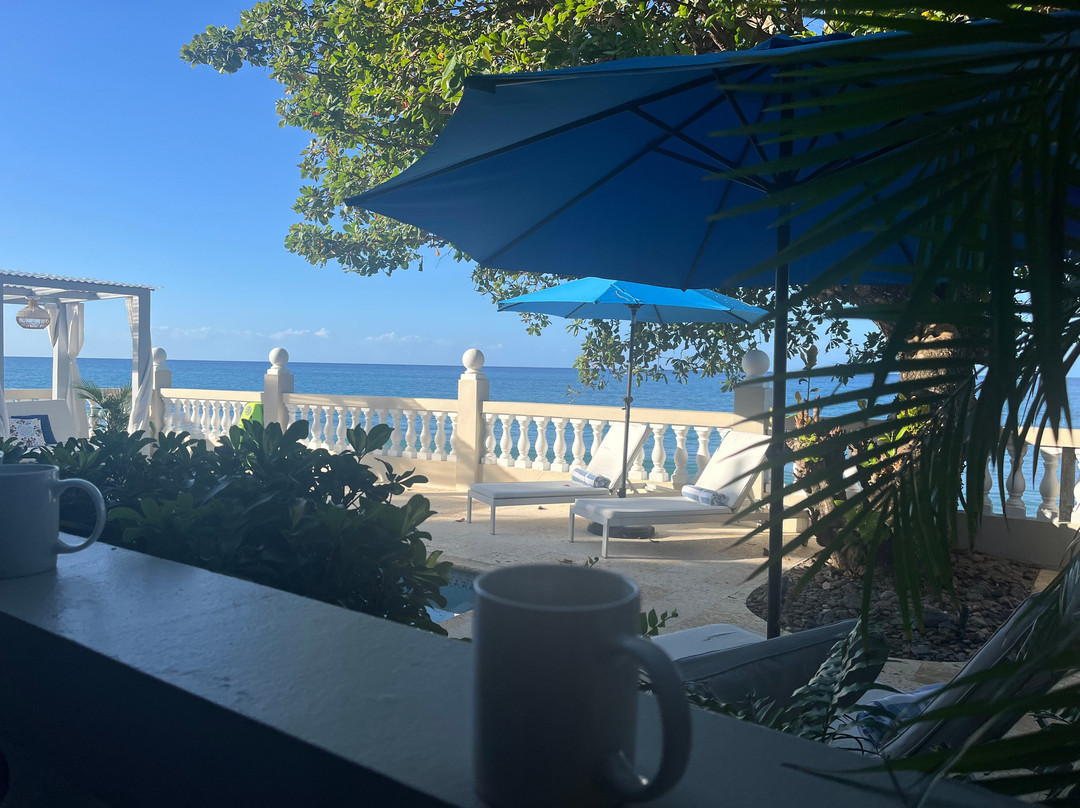 Tres Sirenas Beach Inn主图