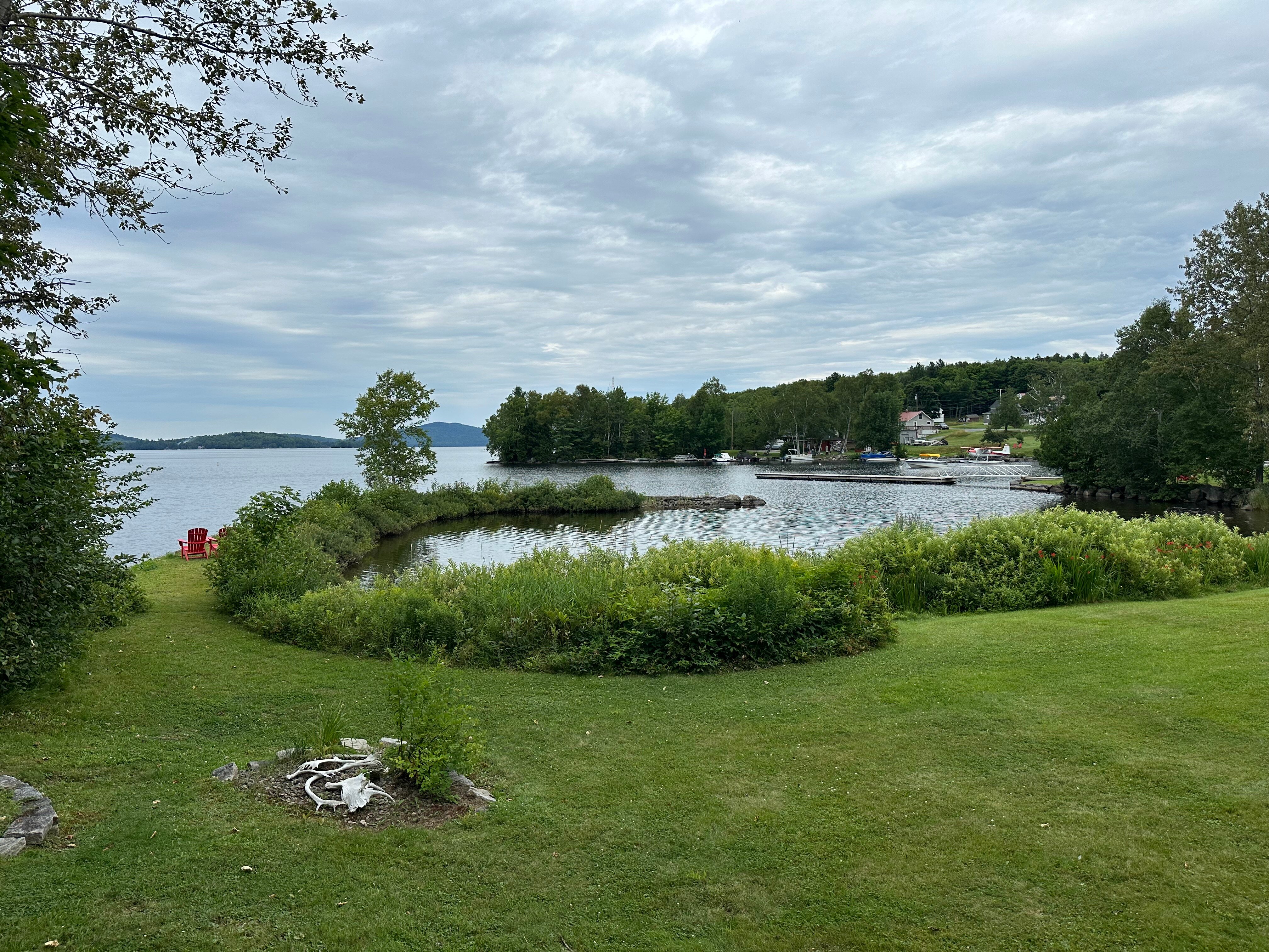 Chalet Moosehead Lakefront Lodging-官方