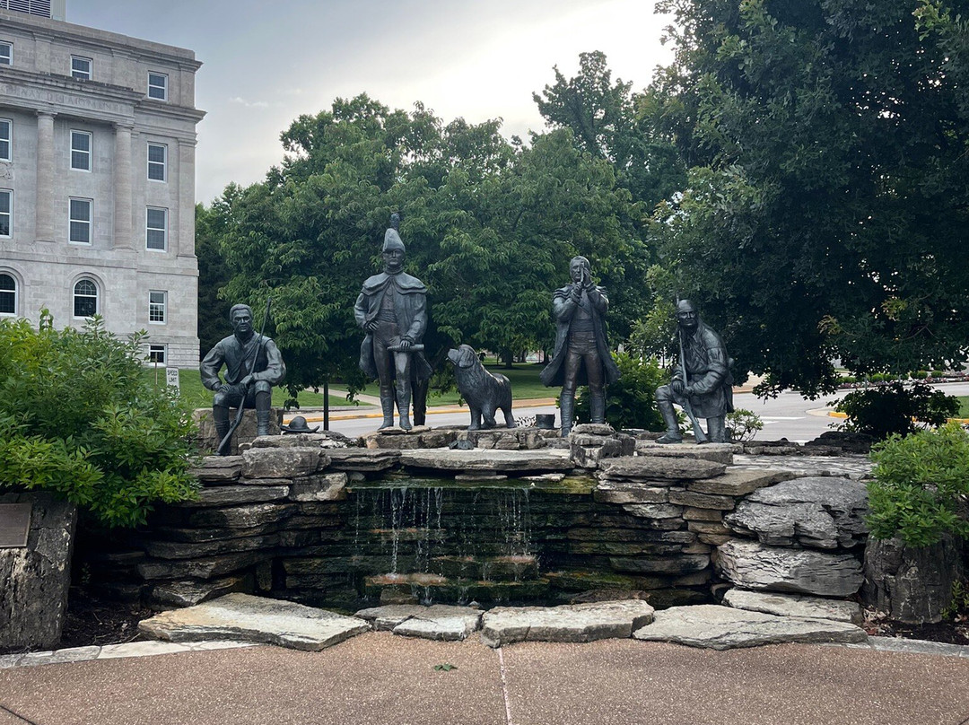 Lewis and Clark Monument Trailhead Plaza-杰佛逊市必去景点