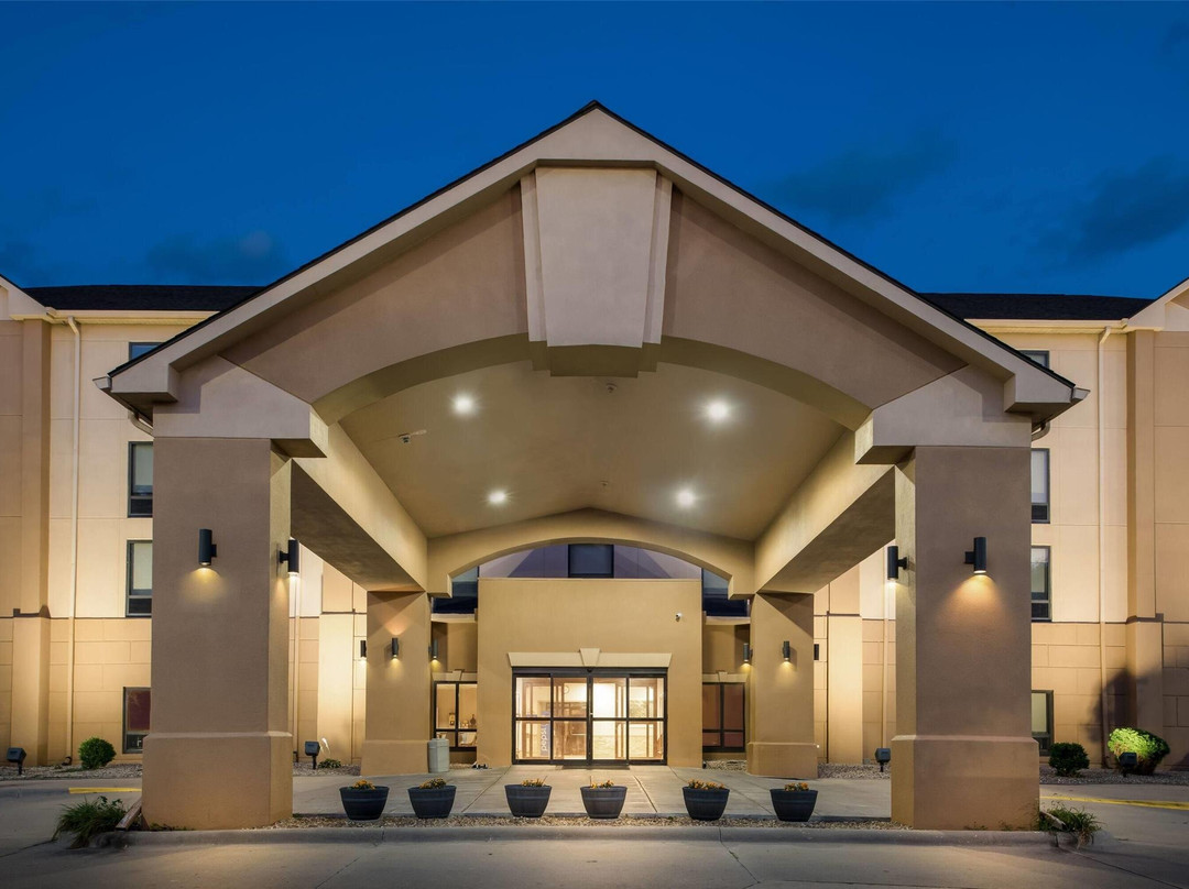 Days Inn & Suites by Wyndham Cedar Rapids