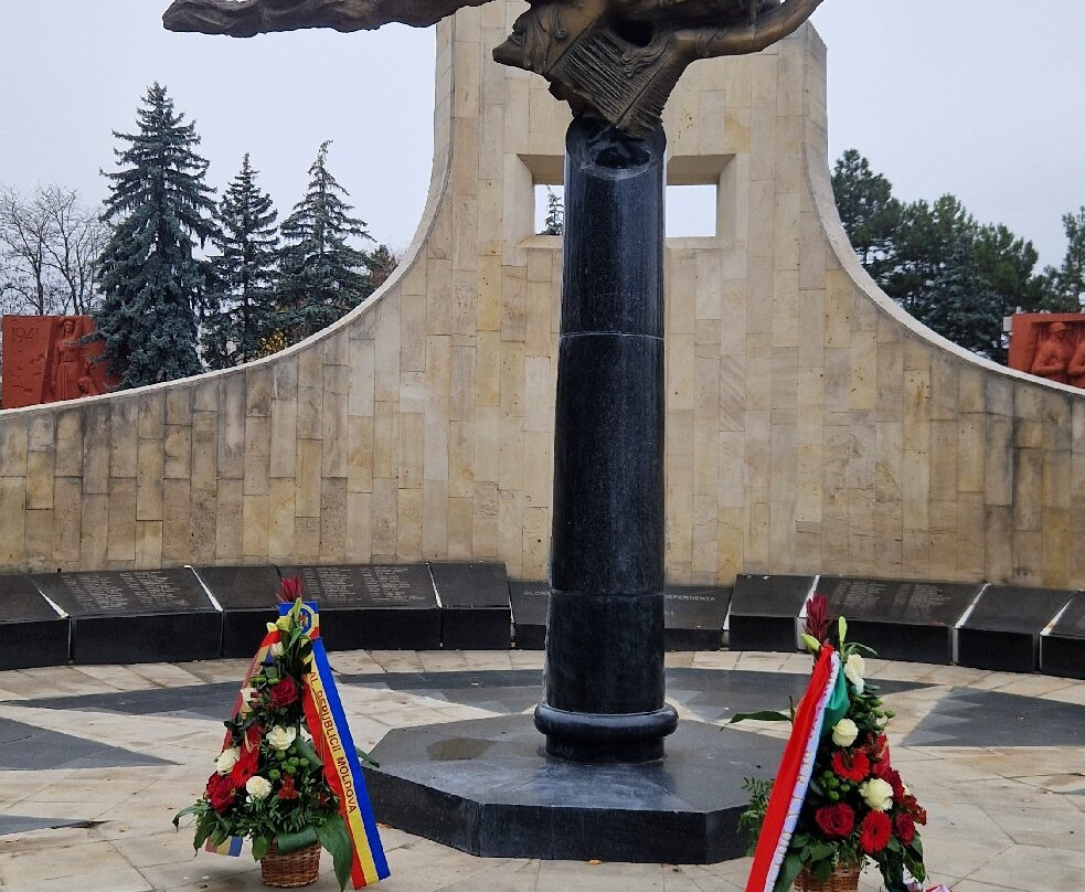 Victory Memorial and Eternal Flame-基希讷乌必去景点