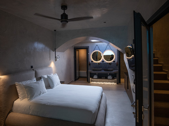 Royal Hotel and Suites主图