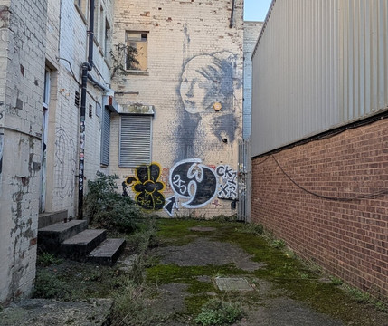 Banksy - Girl with the Pierced Eardrum-布里斯托尔必去景点