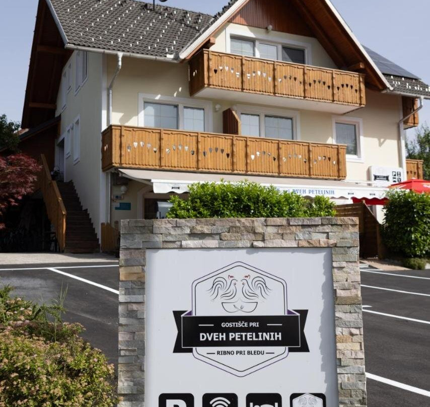 Ribno酒店住宿-Gostisce Pri Dveh Petelinih