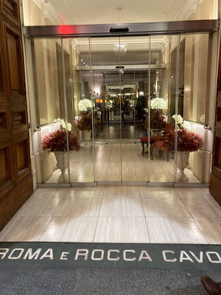 罗马和凯沃尔岩酒店-官方