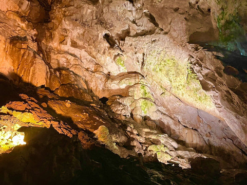 Vrelo Cave-Dolna Matka必去景点