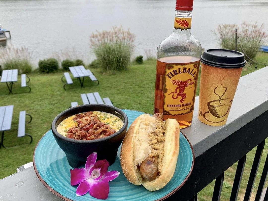 The Lakeside Bar & Grill at Mountain Lake Club