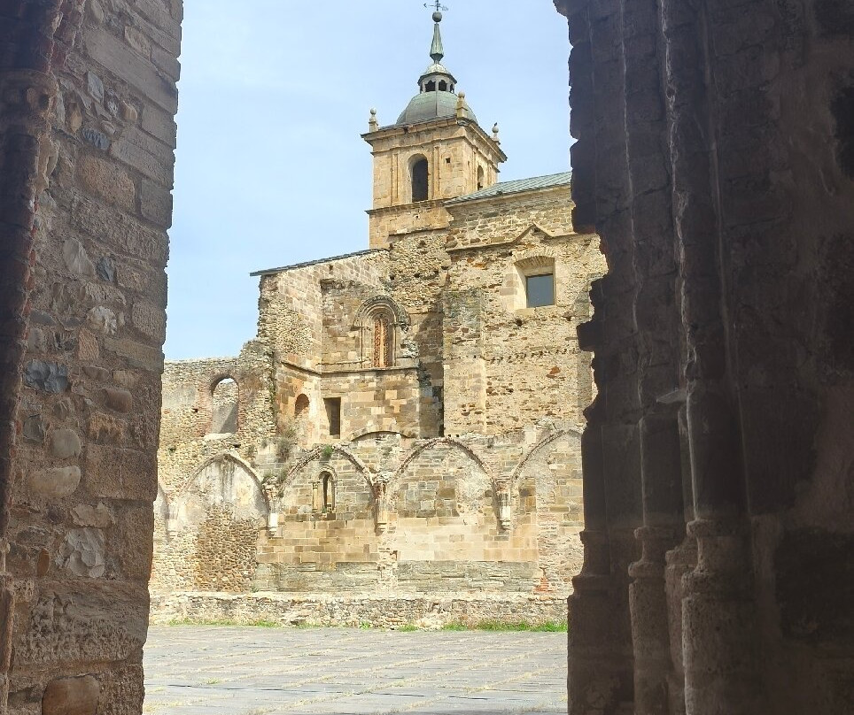 Monasterio de Santa María de Carracedo-Carracedelo必去景点
