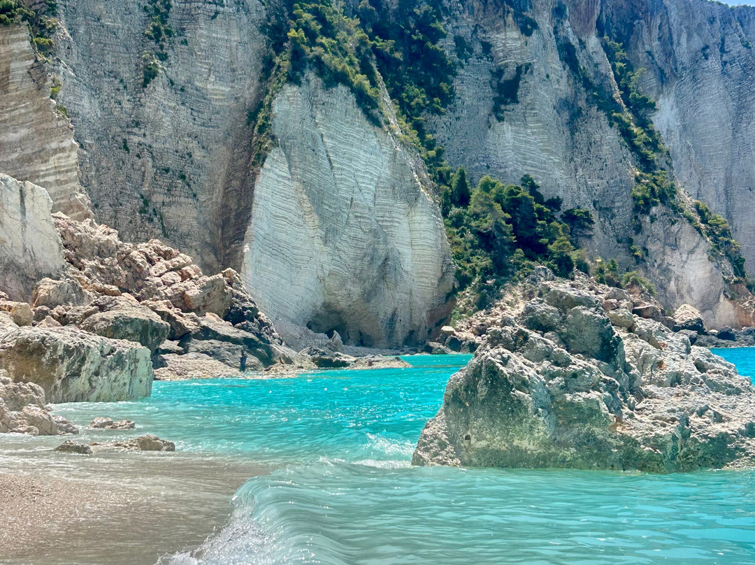 Ramo's Boats-Agios Sostis必去景点