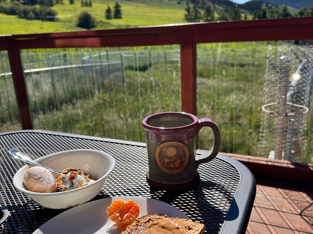 Howlers Inn Bed & Breakfast and Wolf Sanctuary主图