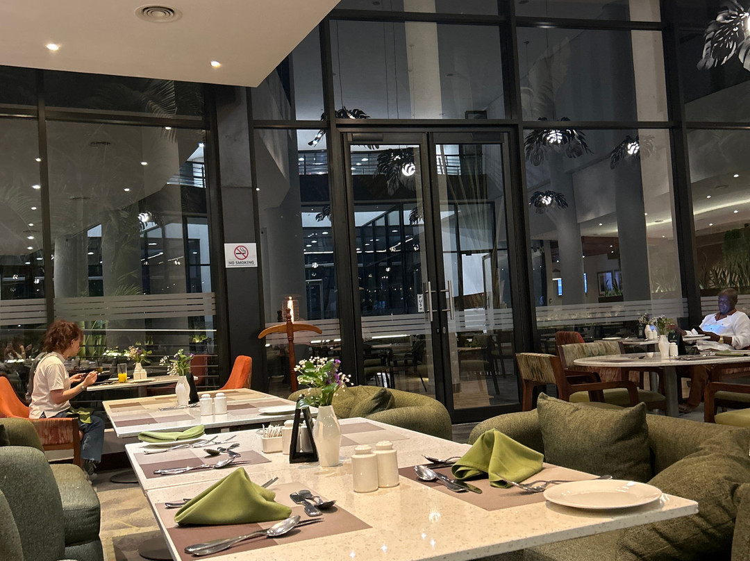 内罗毕两河购物中心假日酒店主图
