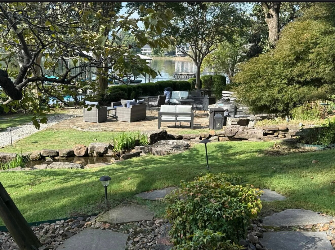 观景台湖畔旅馆主图