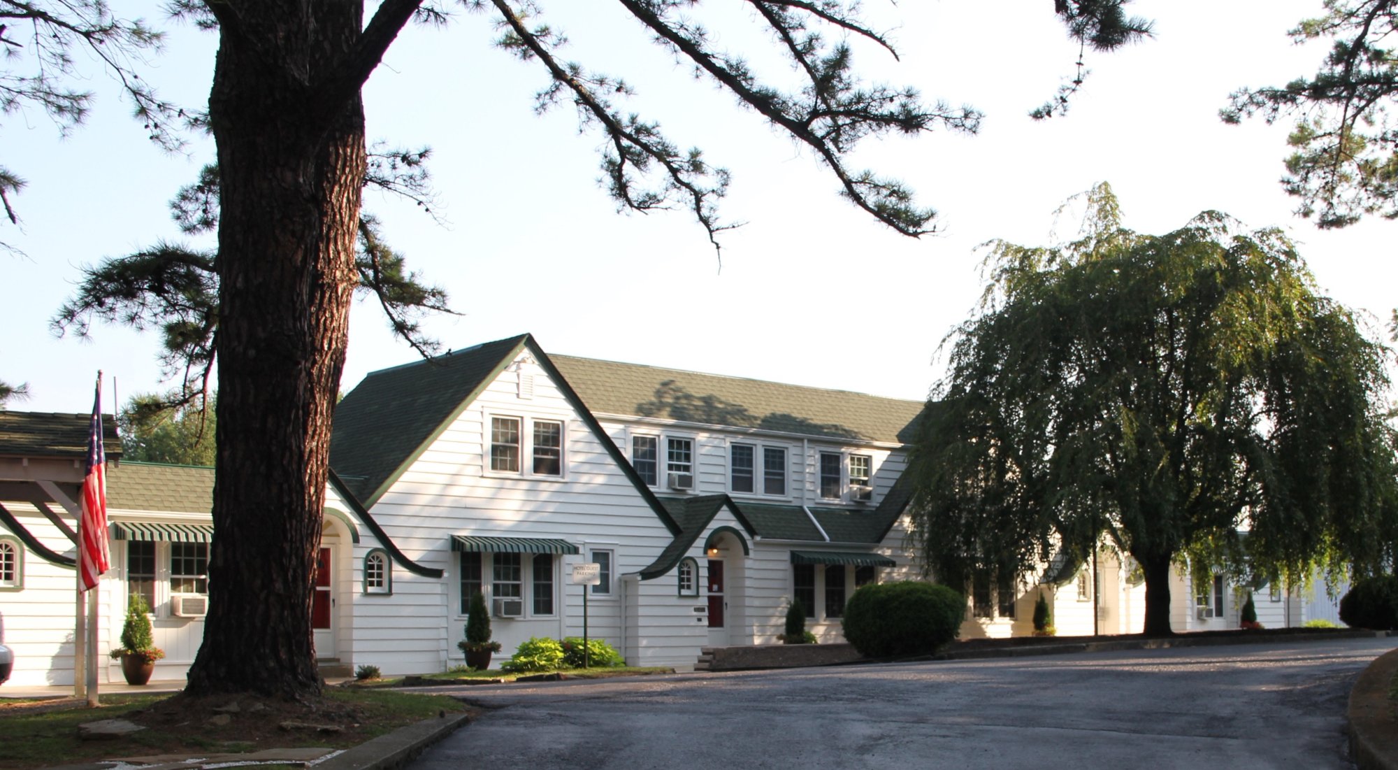 The Pine Tavern Lodge-官方