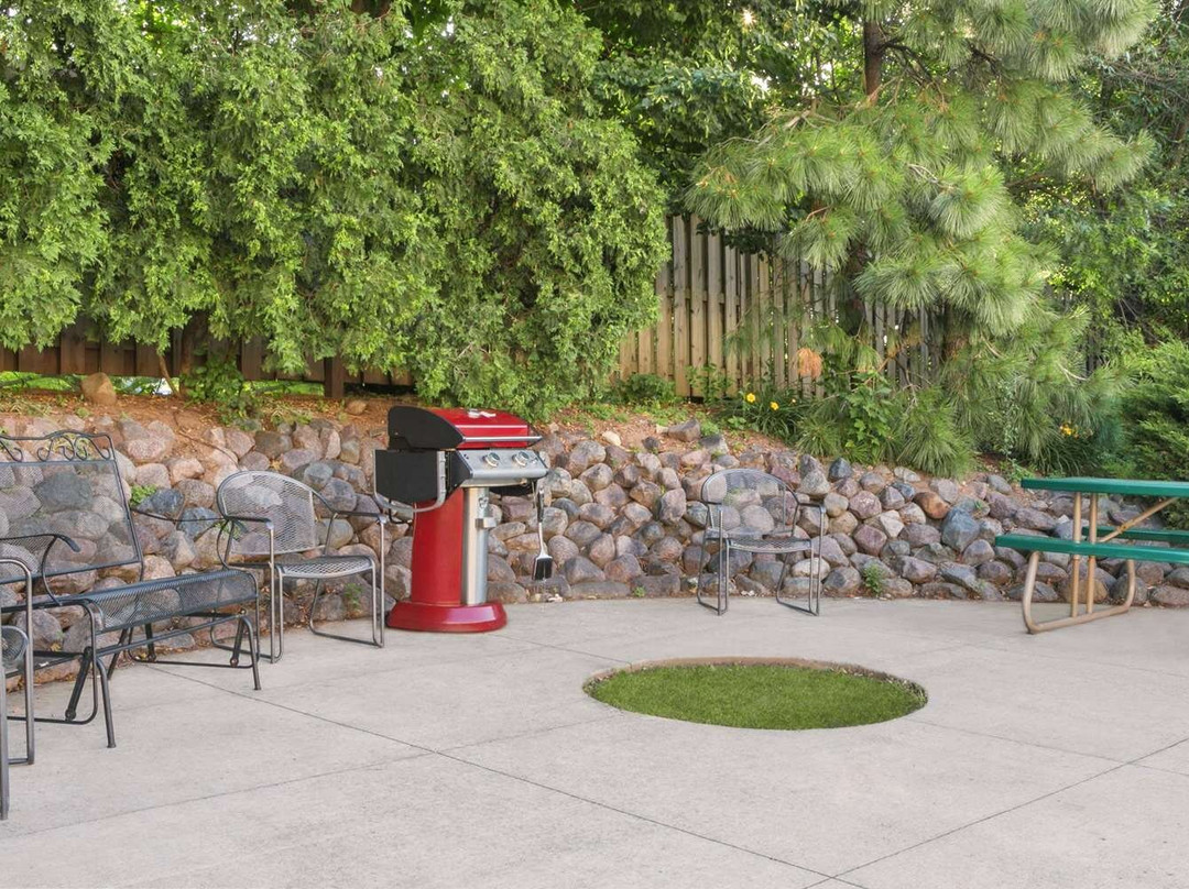 Days Inn & Suites by Wyndham Green Bay WI主图