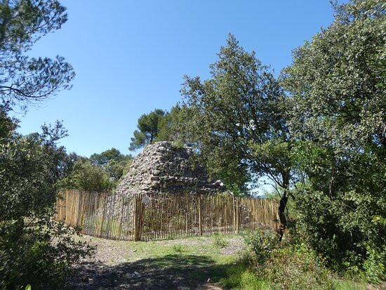 La Pyramide De Tourves景点图片