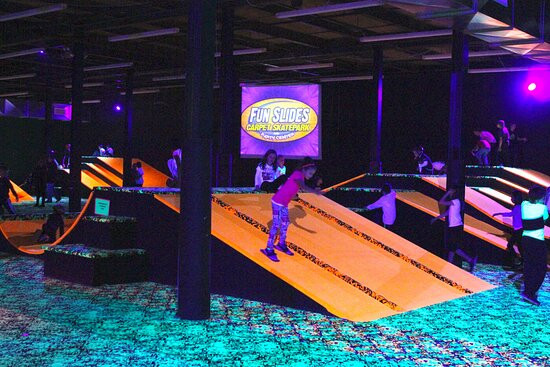 Fun Slides Carpet Skatepark景点图片
