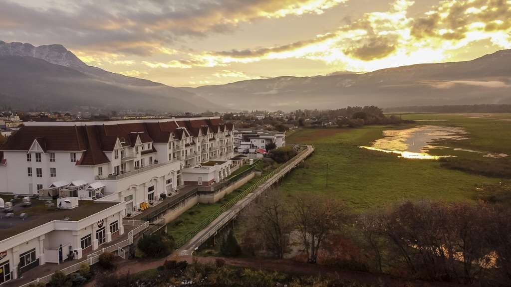 珍贵海滨鲑鱼度假酒店主图