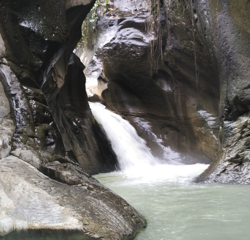 Mangku Kodek Waterfall景点图片