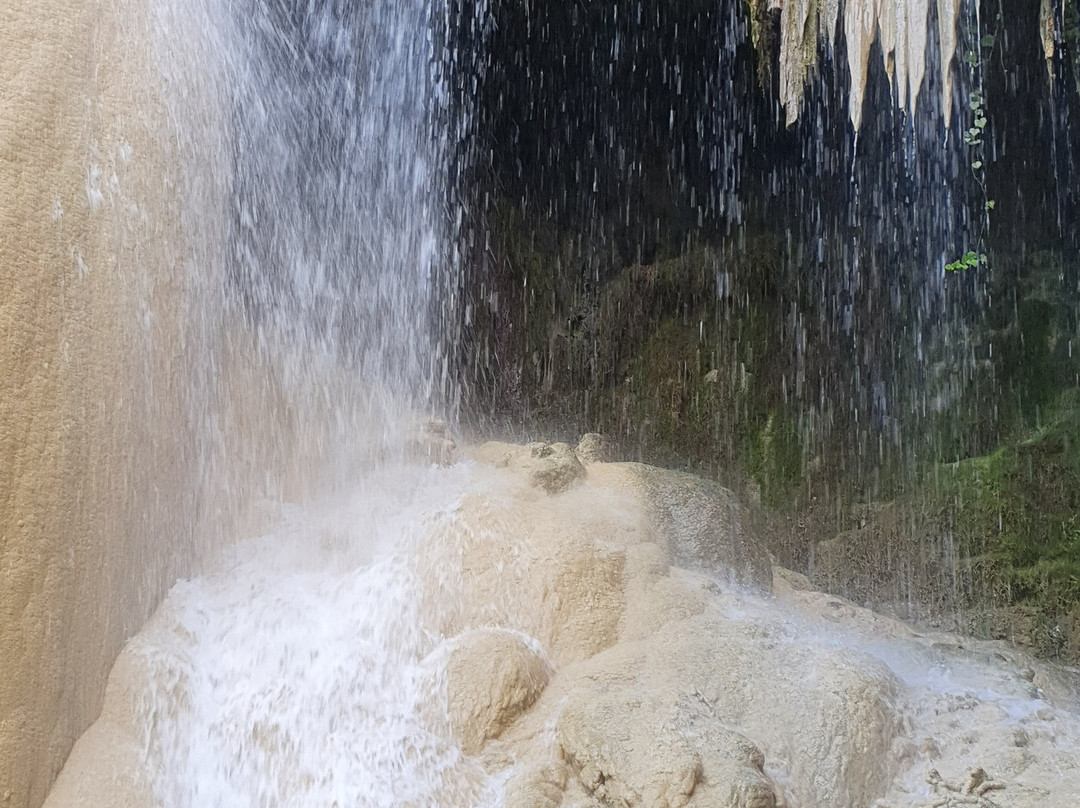 Clocota Waterfalls景点图片