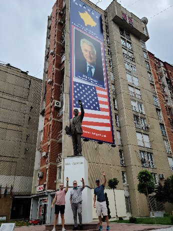 Bill Clinton Statue景点图片