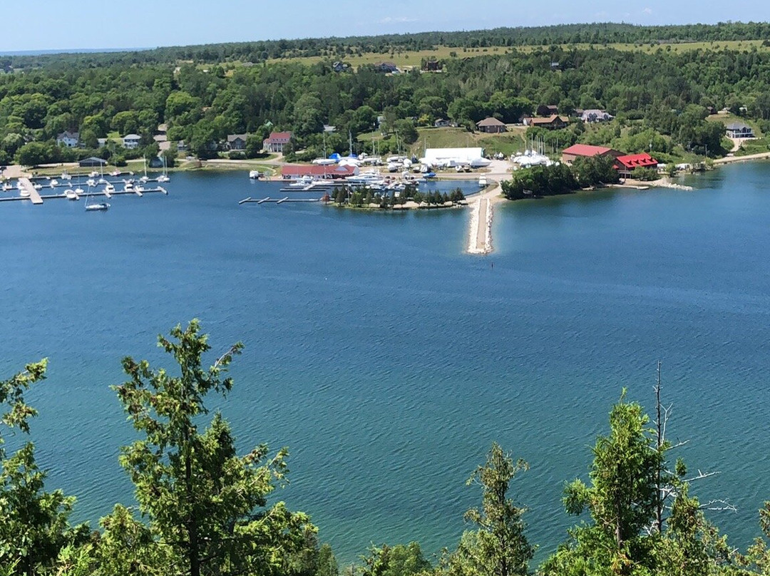East Bluff Lookout-Gore Bay必去景点