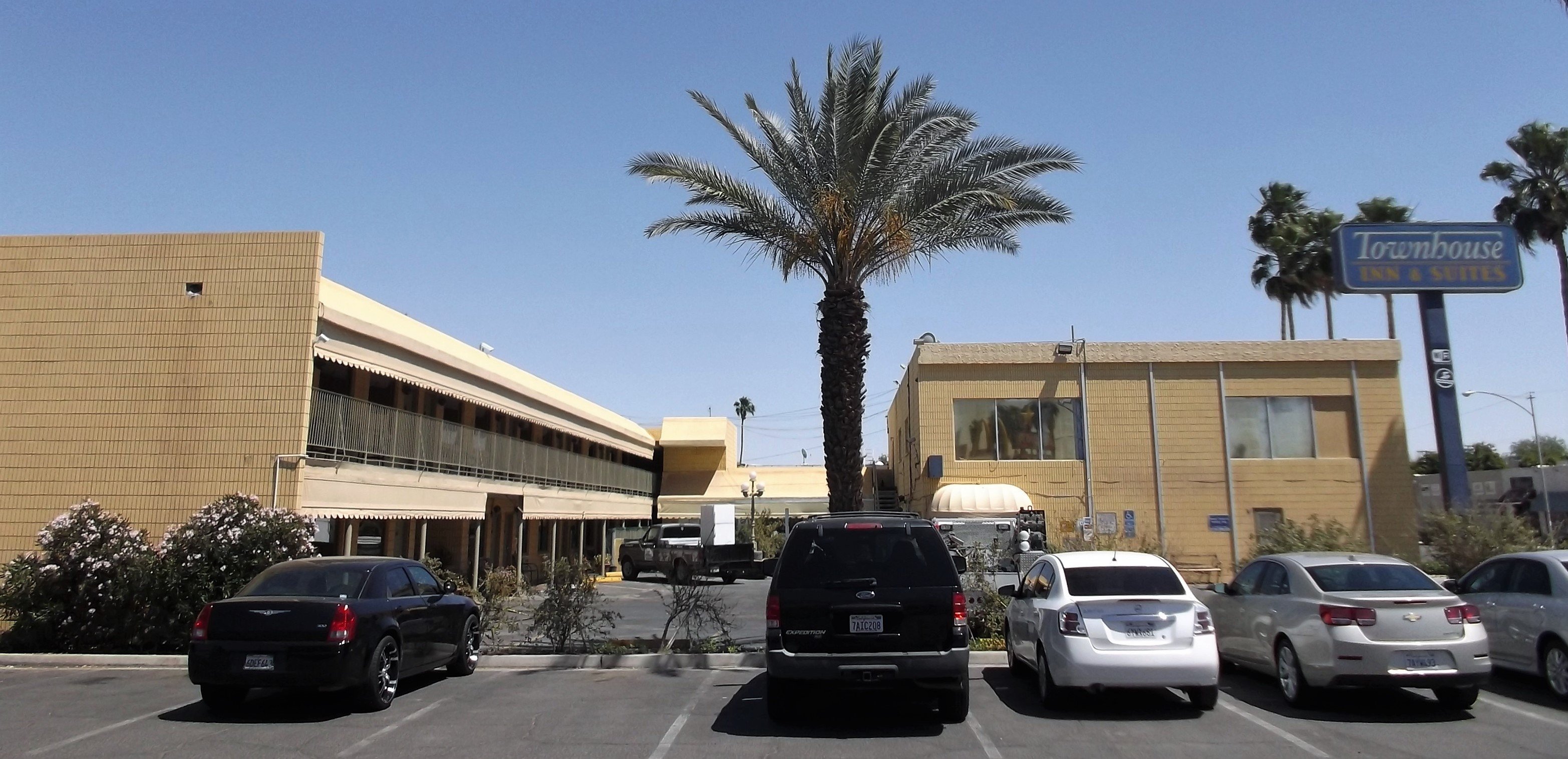 Townhouse Inn & Suites-官方